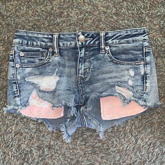 EXCELLENT DISTRESSED CONDITION WOMEN’S 4 AMERICAN EAGLE SHORTIE W/LACE POCKETS - Picture 4 of 9